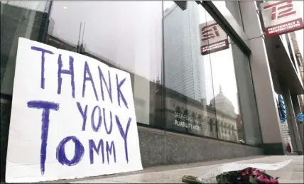  ?? AP PHOTO/CHARLES KRUPA ?? A bouquet of flowers and a sign thanking former New England Patriots quarterbac­k Tom Brady, who announced he was leaving the football team, rest on the sidewalk outside the TB12 training center in Boston, on Tuesday.