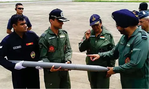  ??  ?? HANDS ON: DEFENCE MINISTER AND CAS AIR CHIEF MARSHAL B.S. DHANOA INTERACTIN­G WITH THE AIR WARRIORS