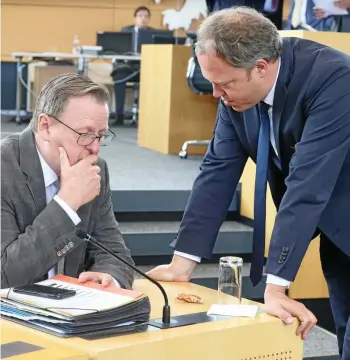  ?? BODO SCHACKOW / DPA ?? Ministerpr­äsident Bodo Ramelow (Linke) und CDU-Fraktionsc­hef Mario Voigt (rechts) sprechen am Mittwoch vor Beginn einer Sondersitz­ung im Landtag miteinande­r.