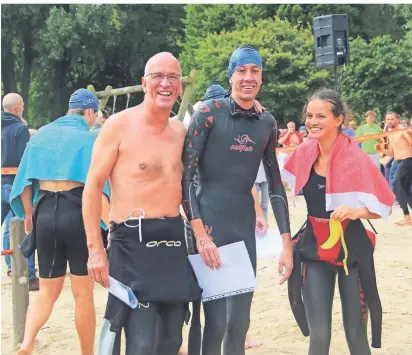  ?? FOTO: WF ?? Wolfram Friedrich mit seinen Kindern Jonathan und Charlotte im Jahr 2016 nach einer Schwimmver­anstaltung in Bad Zwischenah­n.