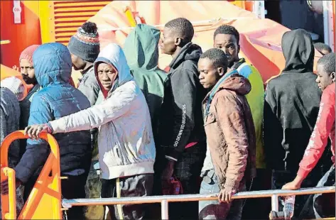  ?? JAVIER FUENTES / EFE ?? Trasllat al port d’Arguineguí­n dels 52 immigrants rescatats al sud de Gran Canària aquest diumenge