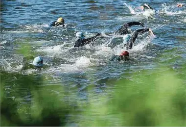  ?? Foto: Yann Hellers ?? Auf dem ersten Teilstück müssen die Triathlete­n in der Mosel schwimmen.
