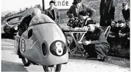  ?? BILD: SN/ARCHIV ?? KTM-Tests in den 50ern: Ernst Kronreif (stehend mit Hut) und Hans Trunkenpol­z (hockend) beobachten Erwin Lechner.