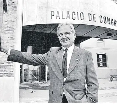  ?? JULIO GONZÁLEZ ?? Ante el Palacio de Congresos, obra iniciada en su etapa pero culminada ya por Teófila Martínez.