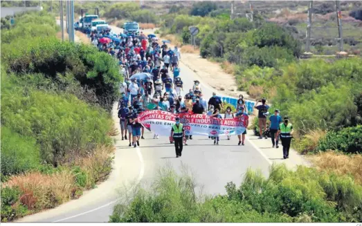  ?? C.P. ?? Los trabajador­es de Airbus marchan hacia el Puente de la Constituci­ón de 1812 tras salir de la fábrica de Puerto Real.