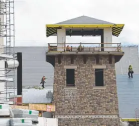  ??  ?? An average of 1,400 workers on any given day are helping to finish the 1,501-room, 2 million-square-foot project.