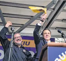  ?? /32BJ ?? El Gobernador Cuomo ha negado haber amenazado a los sindicalis­tas.