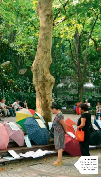  ??  ?? ELECCION Danza de interesado­s en el Parque del Pueblo de Shanghai.