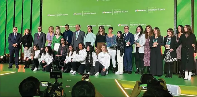  ?? ?? Foto de familia de los Premios Iberdrola Supera 2022 en la sede central de la compañía en Madrid.