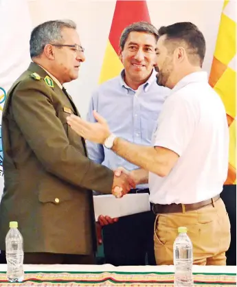  ?? D. JAMES ?? Mario Cilenti (der.) junto al ministro Tito Montaño y el general Faustino Mendoza.