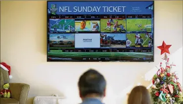  ?? THE NEW YORK TIMES ?? Dr. David Chao tweets informatio­n about an injury while watching several NFL games from his home. Chao, a former team doctor for the Chargers, has become a popular in-game analyst on Twitter from his couch.