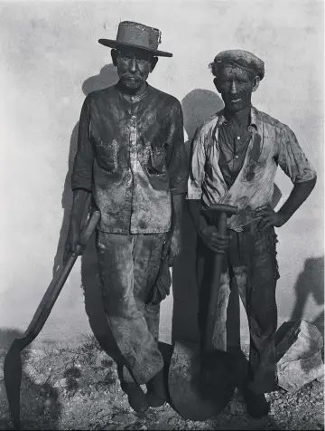  ??  ?? Tafel 32: Zwei Arbeiter im Kohlehafen mit Schaufeln, Havanna, 1933
© Walker Evans Archive, The Metropolit­an Museum of Art/ courtesy Schirmer/Mosel