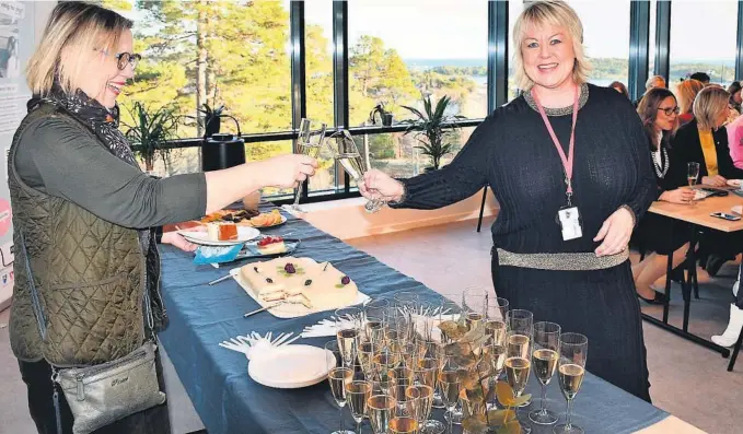  ?? FOTO: CAMILLA HOVSTØ ?? ÅPNING: Kommunalsj­ef Aase Synnøve Hobbesland (t.v.) og avdelingsl­eder Elisebet Taraldsen under åpningen av den nye bemannings­tjenesten i Grimstad kommune.