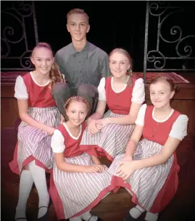  ?? Bild: MARTIN ERLANDSSON ?? SYSKONEN VON TRAPP. Fem halländska ungdomar är med i ”Sound of music” i Stockholm: Ebba Mård Andersson (17 år), Simon Petersson (17 år), Polly Nilsson (11 år), Jonna Bergström (16 år) och Ella Tellqvist (14 år).