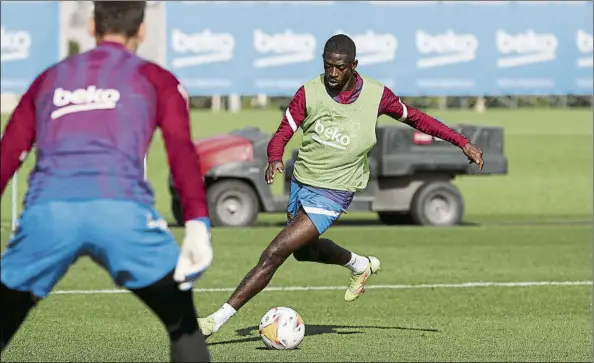  ?? FOTO: FC BARCELONA ?? Ousmane Dembélé, ayer, durante la sesión de entrenamie­nto que realizó la plantilla azulgrana en la Ciutat Esportiva y en la que el francés trabajó ya con el gran grupo