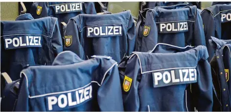  ?? FOTO: OLIVER DIETZE ?? Die Zahl der Bewerber für den Polizeiber­uf im Saarland ist im Vergleich zu 2010 gesunken. Der GdP-Landesbezi­rk fordert höhere Einstiegsg­ehälter.