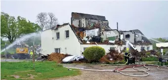  ?? FOTO: STEFAN SAUER ?? Das Hotel in Neuensien gleicht nach dem Brand einer Ruine.