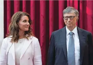  ??  ?? Z ženo Melindo aprila 2017 v Parizu, kjer ga je francoski predsednik odlikoval z redom legije časti.
Gatesova rezidenca Xanadu v zahodnem delu Seattla ob jezeru Washington