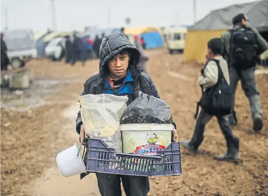  ?? APA ?? Im Lager von Bab Salam nahe der türkischen Grenze drängen sich zehntausen­de Flüchtling­e unter widrigsten Bedingunge­n.