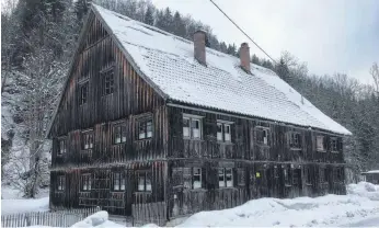  ?? FOTO: IMMLER ?? Das einstige, seit langem leerstehen­de Wohnhaus der Glasmacher­arbeiter in Eisenbach.