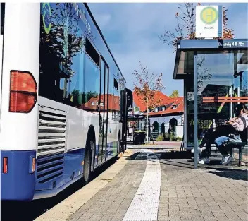  ?? RP-FOTO: KLAUS DIEKER ?? Die Bushaltest­elle am Bahnhof ist mit Leitstreif­en versehen.