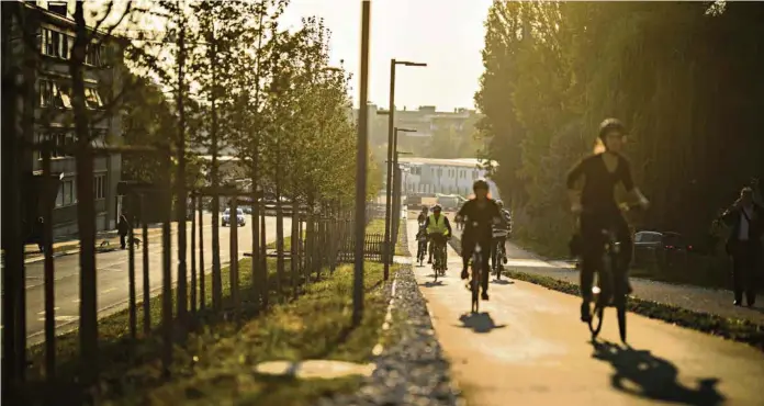  ?? (EDDY MOTTAZ/LE TEMPS) ?? La Voie verte et ses usagers, le 8 octobre dernier. Les vélos classiques y roulent en général à 20 km/h maximum, alors que la vitesse des véhicules électrique­s peut grimper jusqu’à 50 km/h.