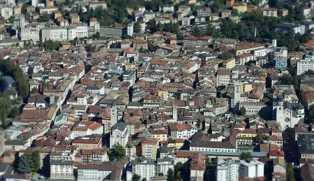  ?? (Foto Rensi) ?? Densità Il centro storico di Trento e, sullo sfondo, il castello del Buonconsig­lio. Il Prg della città è in fase di elaborazio­ne