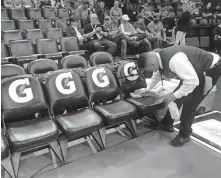  ??  ?? A worker sanitizes the Thunder’s bench.