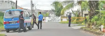  ??  ?? MBKS personnel at the blocked road to Tabuan Tranquilit­y.