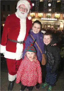  ??  ?? Kate, Jack and Lucy Reynolds won a competitio­n to help Santa to switch on the lights in Drogheda.