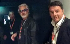  ??  ?? L’anteprima Matteo Renzi, 43 anni, ieri al Mipcom di Cannes assieme al manager Flavio Briatore, 68 anni, e al produttore Lucio Presta, 68 anni, che ha convinto l’ex premier a girare il docufilm su Firenze