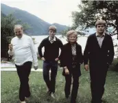  ?? FOTO: DPA ?? Kohl, seine Gattin Hannelore und die Söhne Walter und Peter im Juni 1981 am Wolfgangse­e.