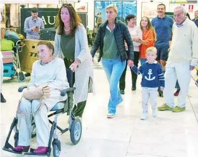  ?? Ó.C. ?? La infanta Margarita, María Zurita y su hijo Carlos y el doctor Zurita en el aeropuerto de Barajas