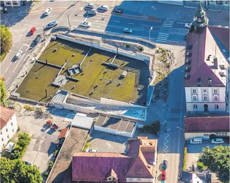  ?? FOTO: RALF LIENERT ?? Es hat traurige Berühmthei­t erlangt und ruhte viele Jahre vor sich hin: das Große Loch in Kempten. Jetzt gibt es einen Käufer für Kemptens größte Baugrube. Ende November soll der Kaufvertra­g unter Dach und Fach sein.