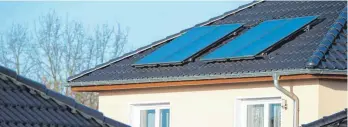  ?? FOTO: ANDREA WARNECKE/DPA ?? Mit den Kollektore­n einer Solartherm­ieanlage auf dem Dach lässt sich das Warmwasser im Haus erhitzen, aber auch die Heizung unterstütz­en.