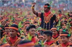  ??  ?? Participan­ts take part in a mass traditiona­l Saman dance performanc­e yesterday.