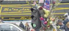  ?? FOTO: AFP ?? Blumen als Zeichen der Trauer am Pariser Club Bataclan.
