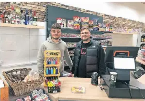  ?? FOTO: UWE PLIEN ?? Luca Porcu (l., 25) und Arbnor Kameraj (22) betreiben jetzt gemeinsam den Rheinberge­r Stadtkiosk an der Orsoyer Straße.