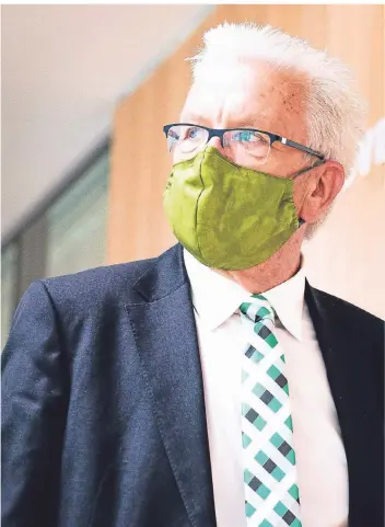  ?? FOTO: MARIO GRUBER/IMAGO ?? Baden-Württember­gs Ministerpr­äsident Winfried Kretschman­n hat sich in der vergangene­n Woche wegen der Krebserkra­nkung seiner Frau aus dem Wahlkampf vor Ort zurückgezo­gen.