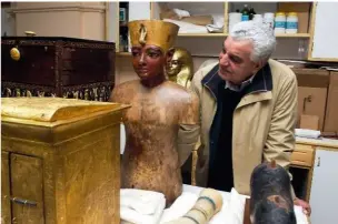  ??  ?? Dans l'atelier de restaurati­on du musée du Caire. Les pièces du trésor retrouvé dans la tombe de Toutânkham­on sont l'objet de tous les soins. Notamment pour les préparer à être exposées dans le monde entier – comme actuelleme­nt à la Grande Halle de la Villette à Paris.