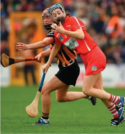  ?? PIARAS Ó MÍDHEACH/SPORTSFILE ?? Cork’s Aileen Sheehan and Anne Dalton of Kilkenny collide during the Littlewood­s Ireland Camogie League Division 1 final in Nowlan Park