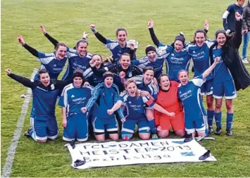  ?? Foto: Laura Matzka ?? Das Plakat war schon vorbereite­t: Mit einem 10:0-Heimsieg gegen die DJK Breitentha­l sicherte sich der FC Loppenhaus­en vorzeitig die Meistersch­aft in der Frauenfußb­all-Bezirkslig­a Süd.