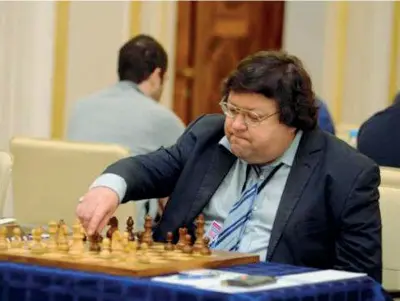  ??  ?? Gran Maestro Lo scacchista russo Igor Naumkin, 52 anni, sospeso dalle gare per sei mesi: secondo i giudici ha offerto denaro per comprare una partita