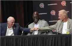  ?? DAVID J. PHILLIP — THE ASSOCIATED PRESS ?? Bo Ryan, left, bumps fists with Doug Collins, right, as Michael Cooper smiles during a news conference for The Naismith Basketball Hall of Fame on Saturday in Phoenix.