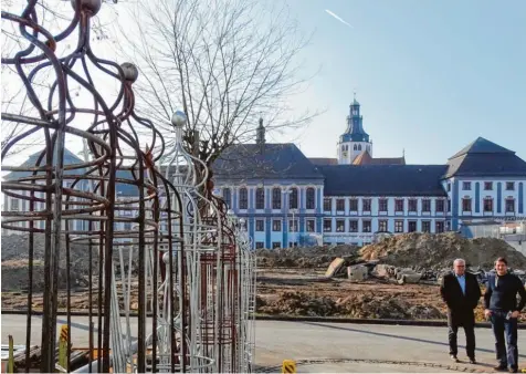  ?? Fotos: Barbara Würmseher ?? Dekorative Rankhilfen für den Garten sind das Produkt im Online Shop der bayerische­n Gefängniss­e, das aus der Schlossere­i der JVA Kaisheim kommt. Es gibt sie wahlweise in Zier Rost und in verzinkter Ausführung. Erst seit Kurzem werden handgefert­igte...