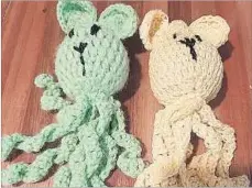  ??  ?? DONACIONES. Varias abuelas han donado peluches tejidos en crochet.