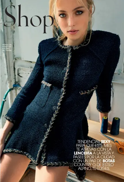  ??  ?? Vestido de tweed con botones, de Chanel.