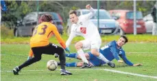  ?? FOTO: METZ ?? Beinahe das 3:0: Ravensburg Tim Lauenroth (liegend) trifft an SVK-Torhüter Serkan Ünal und Christoph Burkhard vorbei den Pfosten.