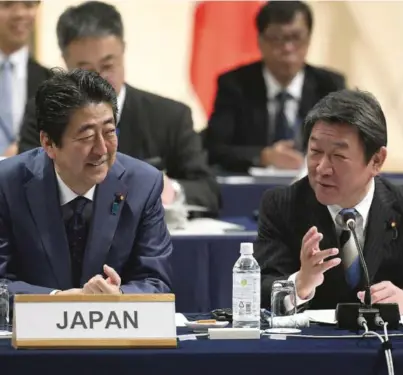  ?? FOTO: NTB SCANPIX ?? HANDELSPAR­TNER: Artikkelfo­rfatterne peker blant annet på Japans handelsavt­aler med EU. Her er Japans statminist­er Shinzo Abe (t.v) og handelsmin­ister Toshimitsu Motegi.