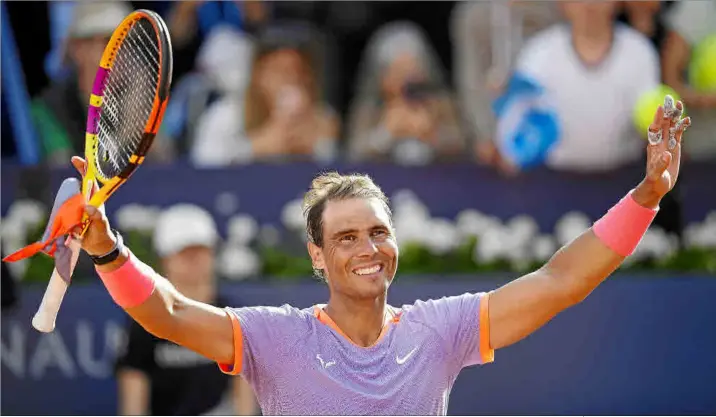  ?? ENRIC FONTCUBERT­A/EFE ?? Alegría. Rafael Nadal festeja su triunfo frente al italiano Flavio Cobolli. El campeón de 22 Grand Slams no disputaba un partido en tierra batida desde la final de Roland Garros de 2022, donde derrotó a Casper Ruud para lograr su decimocuar­to título en París.